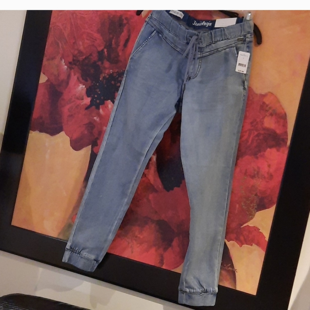 NWT WOMEN'S SASSY JEANS DENIM CASUAL FIT 💙 SIZE💖 2